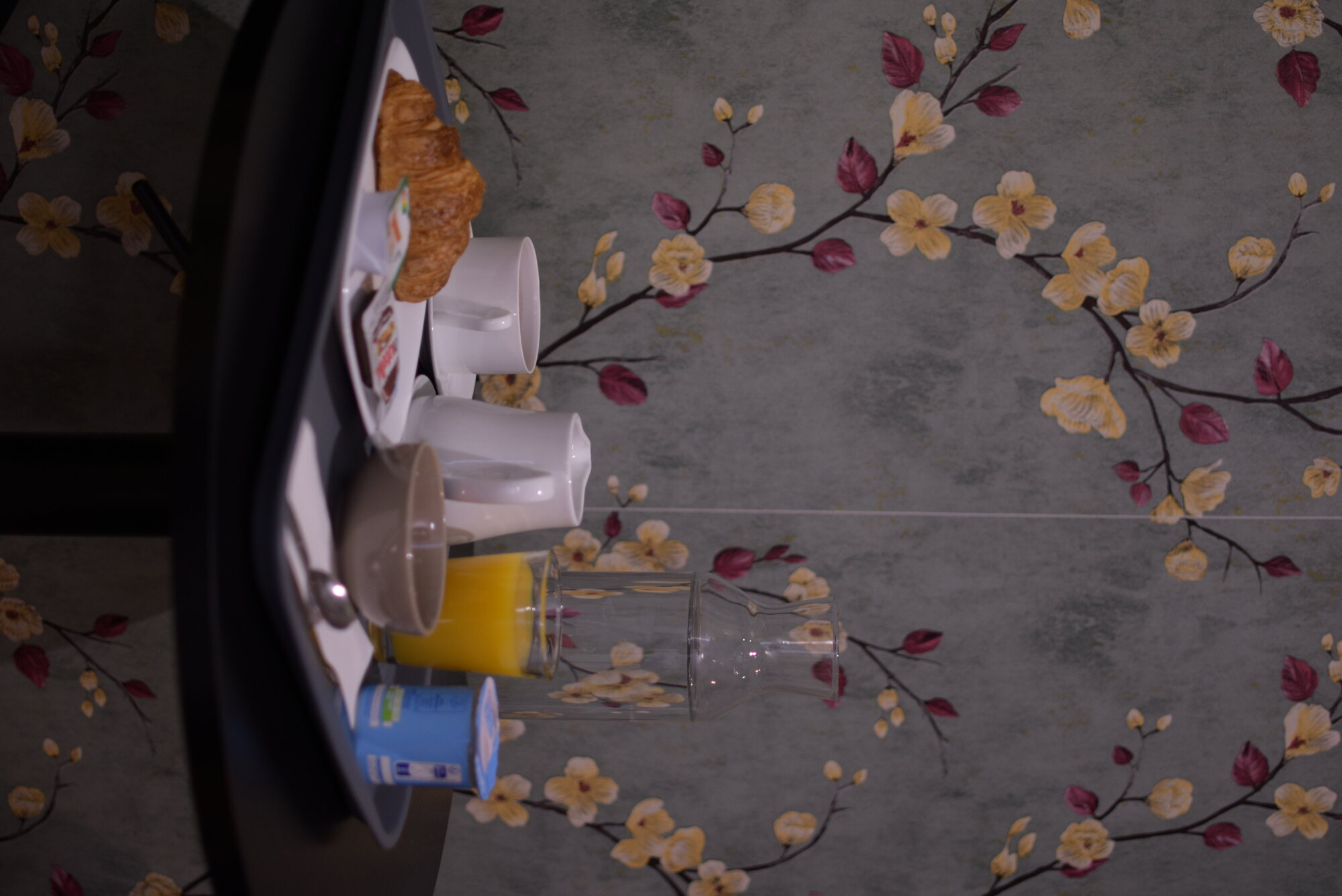 Plateau petit-déjeuner avec fleurs et décor mural