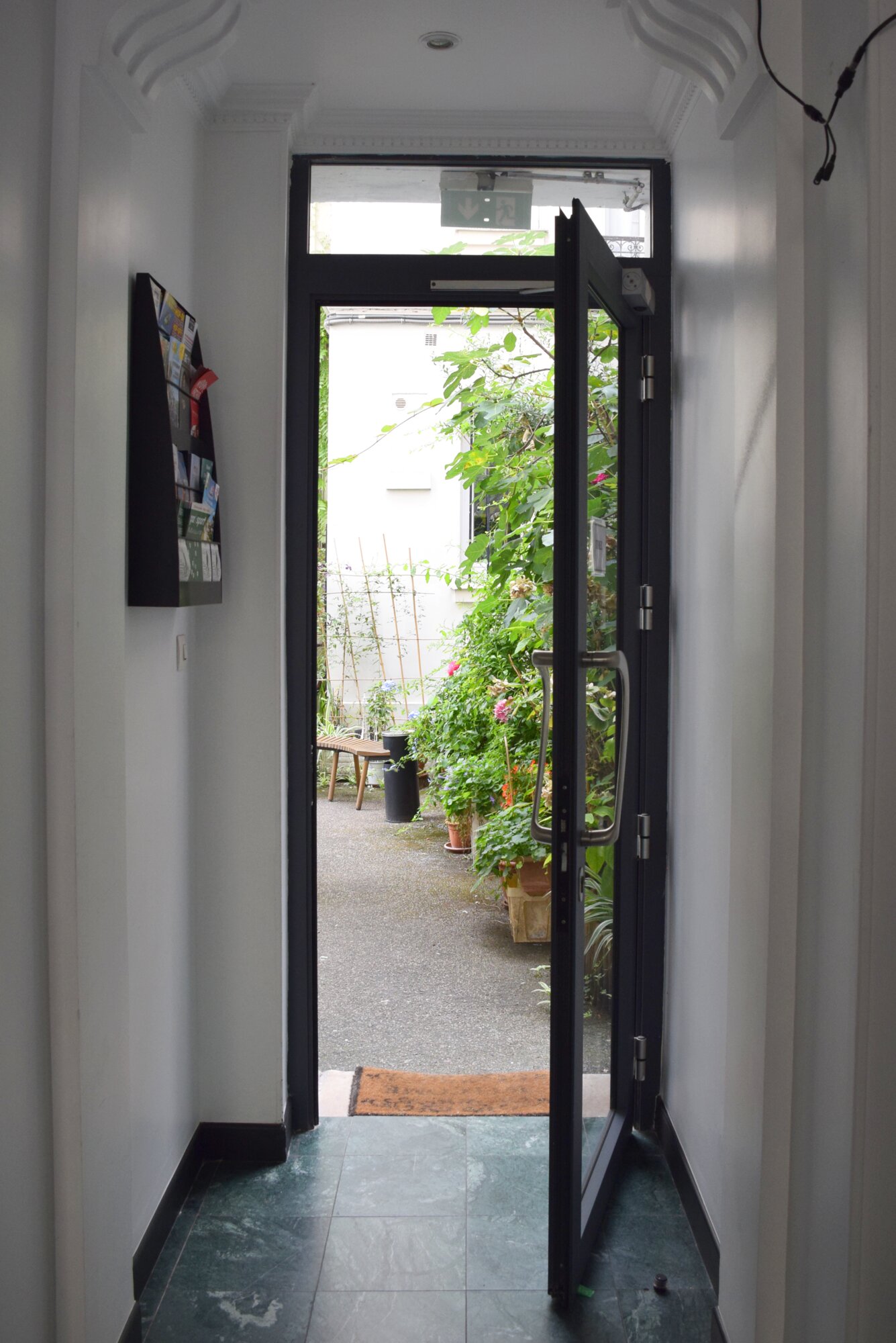 Cour intérieure de l'hôtel sous un autre angle