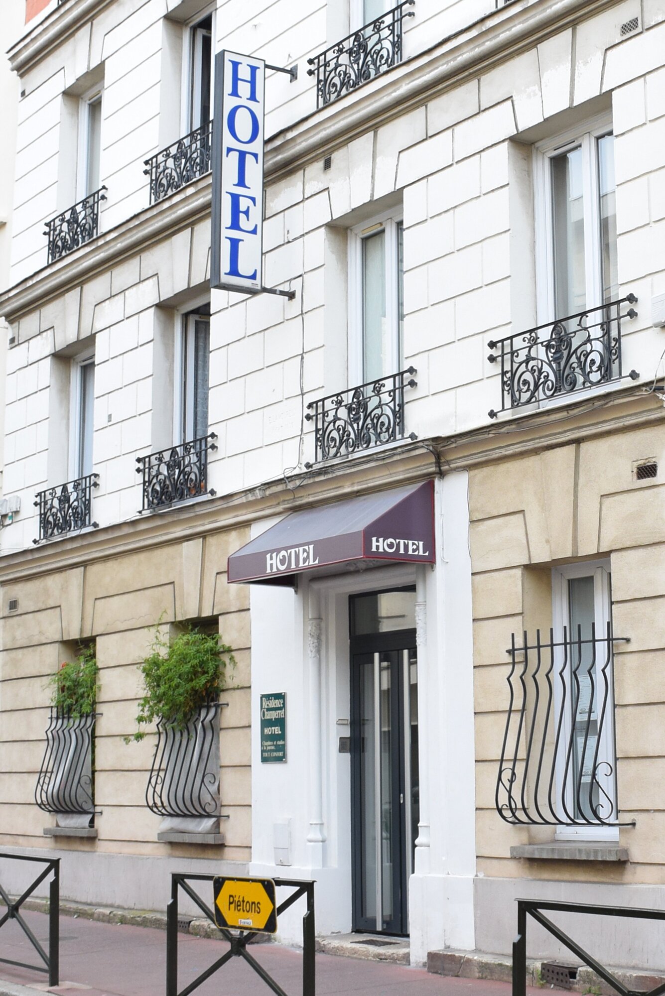 Vue depuis la rue de l'Hôtel Résidence Champerret