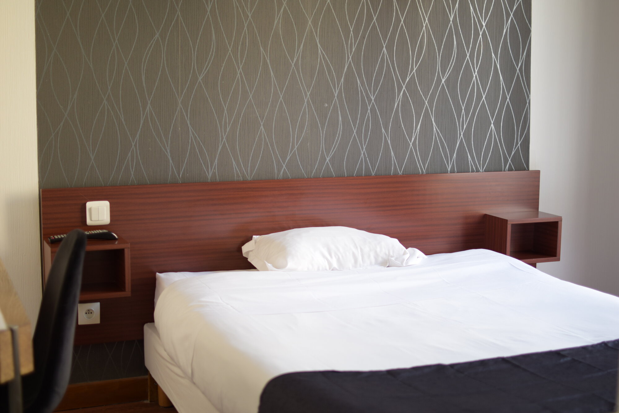 Chambre classique avec lit double et décor élégant