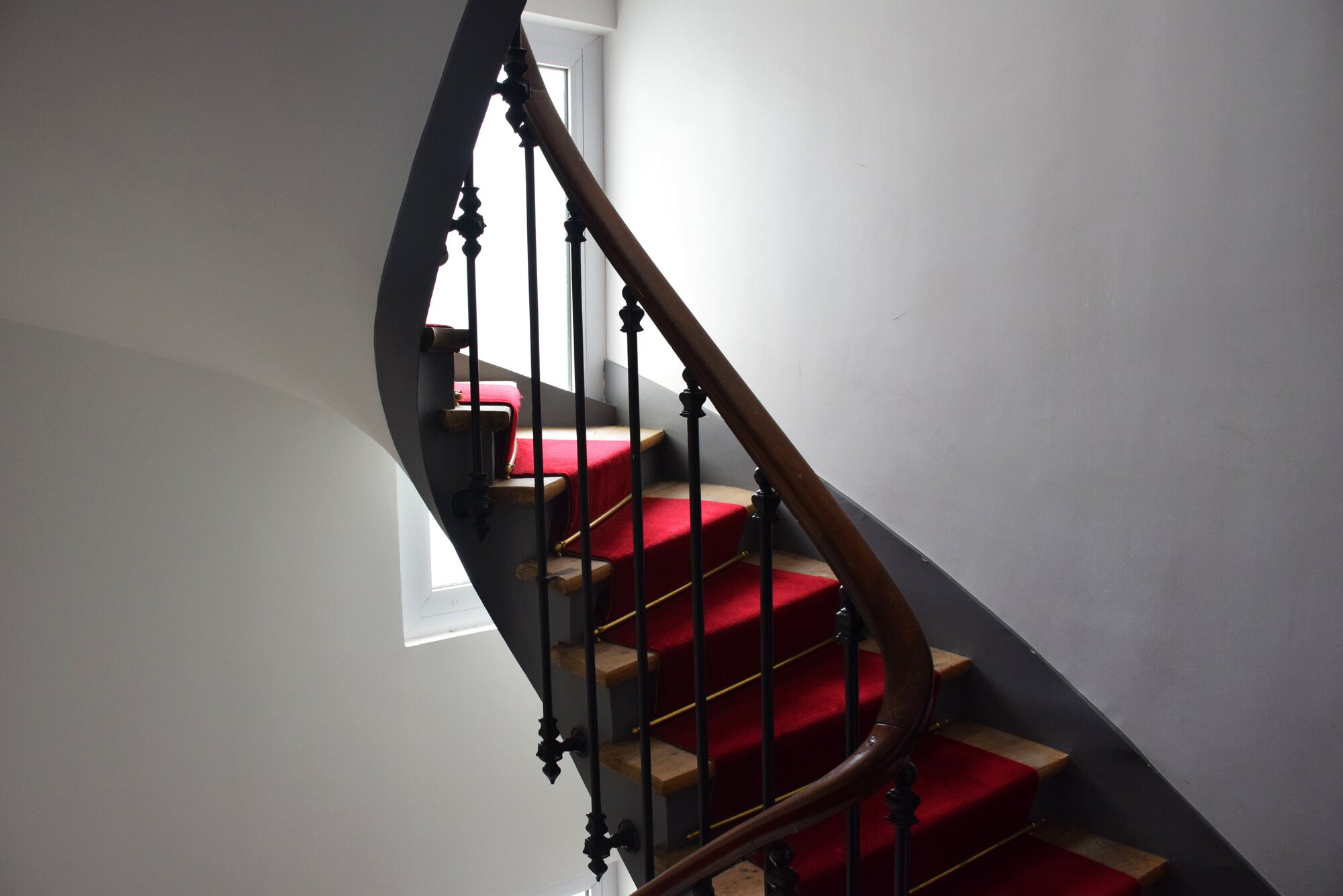 Escalier traditionnel avec tapis rouge